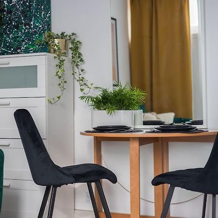 Specious Studio With Park View Varşovia Exterior foto
